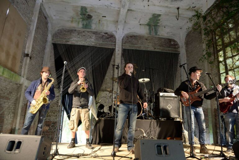 La Familya – Production locale (2013)