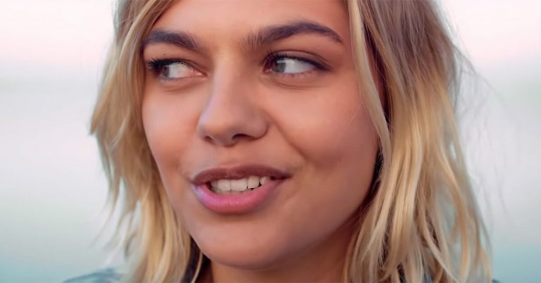 Louane – Midi sur novembre ft. Julien Doré