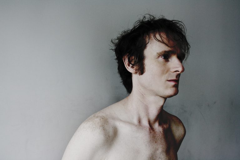 ETHAN GOLD TRANSMET UN JOLI MESSAGE AVEC LE CLIP « FIREFLY »