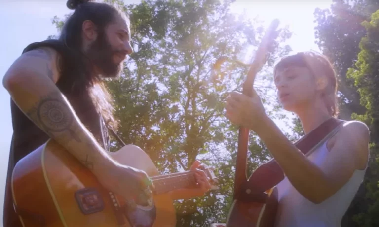 Waxx et Pomme reprennent « Laissez moi danser » de Dalida