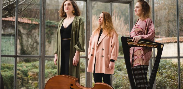 Leïla Soldevila, contrebasse / compositions Célia Forestier, chant / textes Félicité de Lalande, harpe