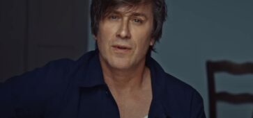 Thomas-Dutronc-dans-le-clip-de-Dans-tes-yeux-1893677
