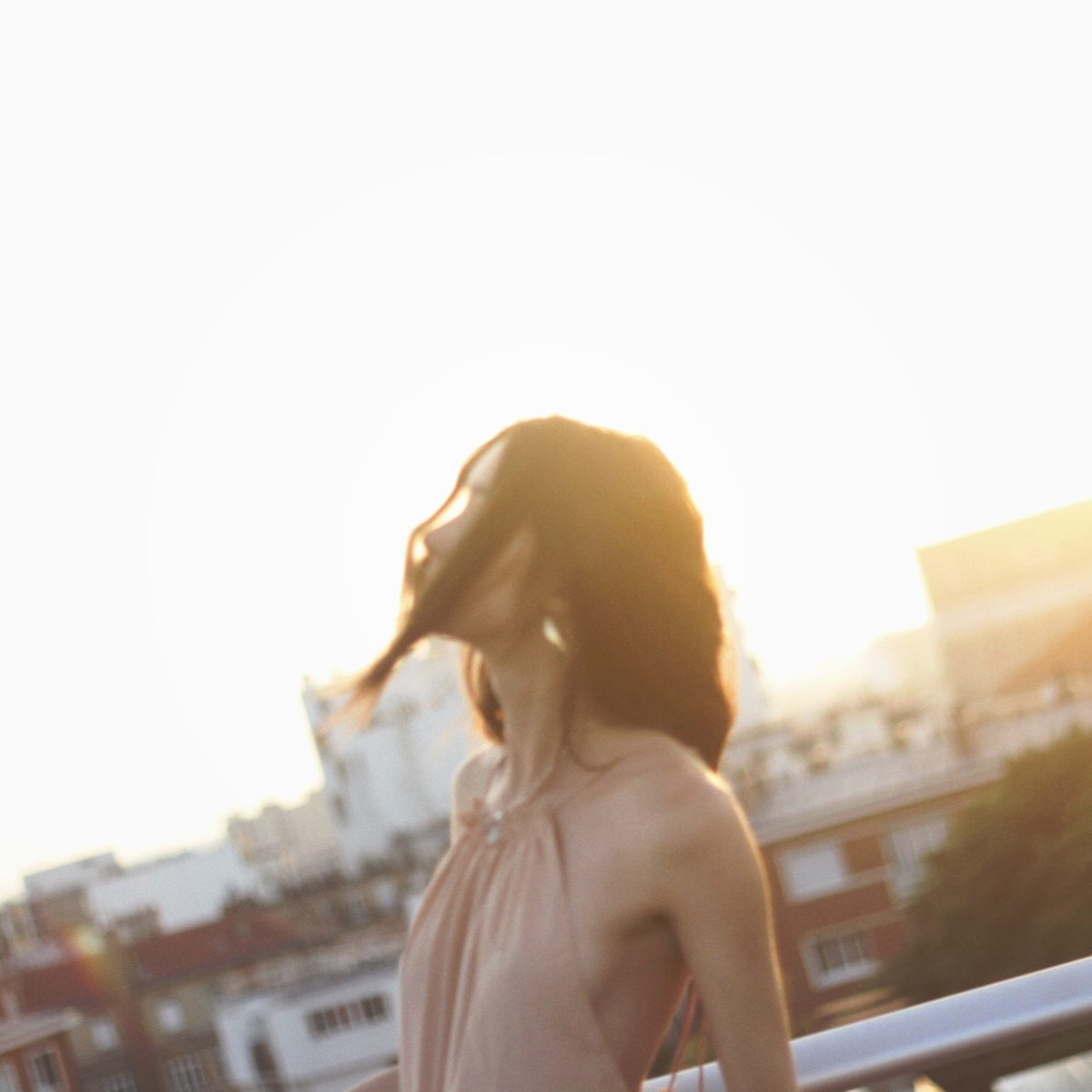 Dina Jeanne L'amour en huit chapitres dans son nouvel EP Itinéraire d'un amour