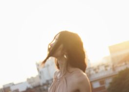 Dina Jeanne L'amour en huit chapitres dans son nouvel EP Itinéraire d'un amour