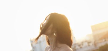 Dina Jeanne L'amour en huit chapitres dans son nouvel EP Itinéraire d'un amour