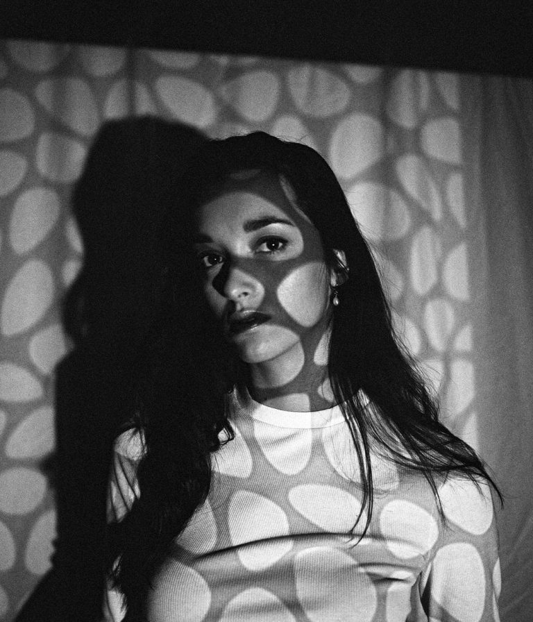 Dina Jeanne L'amour en huit chapitres dans son nouvel EP Itinéraire d'un amour ep