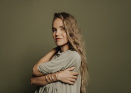 Kadri Voorand ouvre un espace de douceur Songs To Hold You (2026)