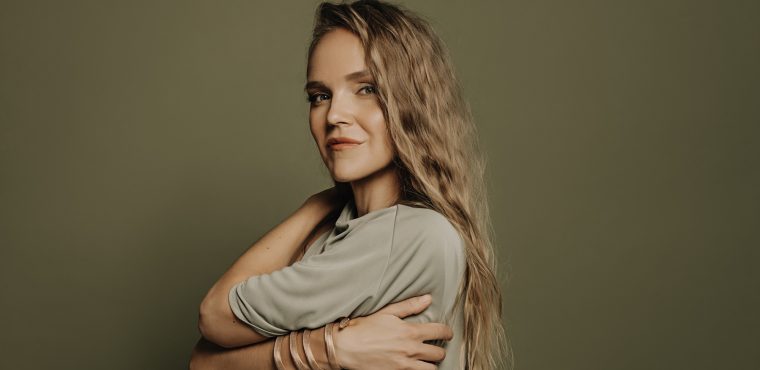 Kadri Voorand ouvre un espace de douceur Songs To Hold You (2026)