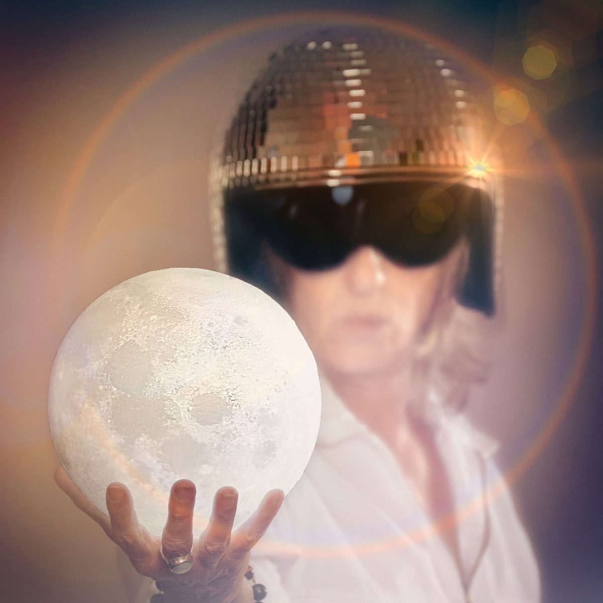 MISS D’AILES sur la lune avec son single « Girl on the Moon »