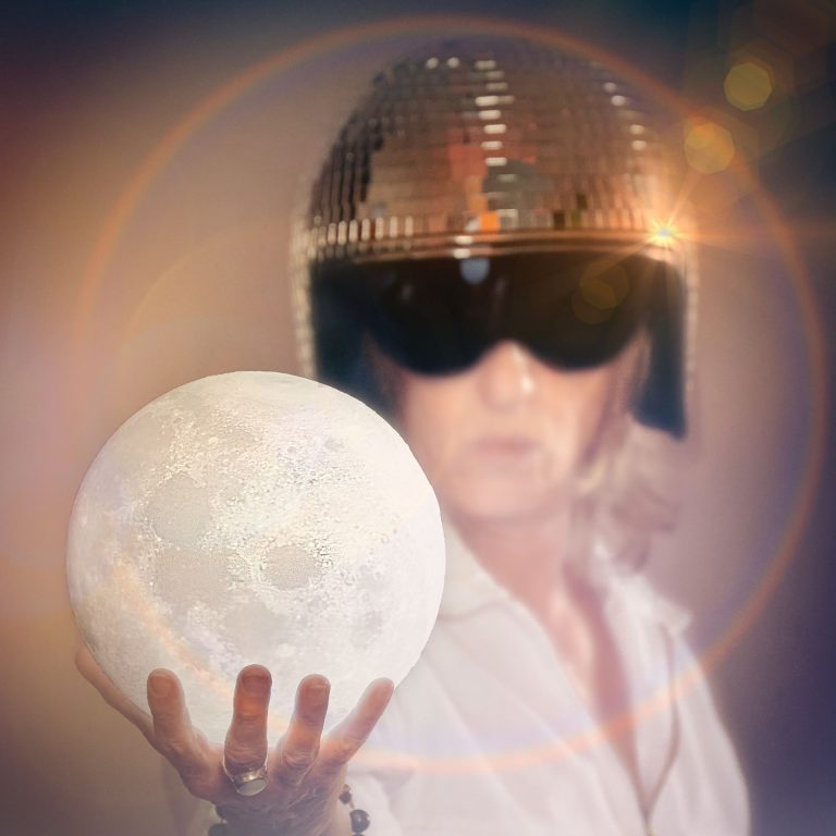 MISS D’AILES sur la lune avec son single « Girl on the Moon »
