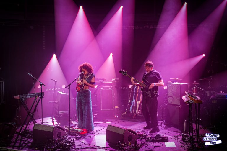 En première partie, nous avons eu le plaisir de découvrir AMAEA RAE , chanteuse belge d'origine ghanéenne. Elle fusionne la soul avec l'indie, le R&B et l'afrobeat avec des incursions très rock, qu'elle définit en énergie punk. Sa voix est phénoménale, avec cette capacité d'alterner des moments très doux avec des montées exubérantes. Sur scène, accompagnée de son bassiste, le duo est percutant et charismatique. Une bien belle découverte!!