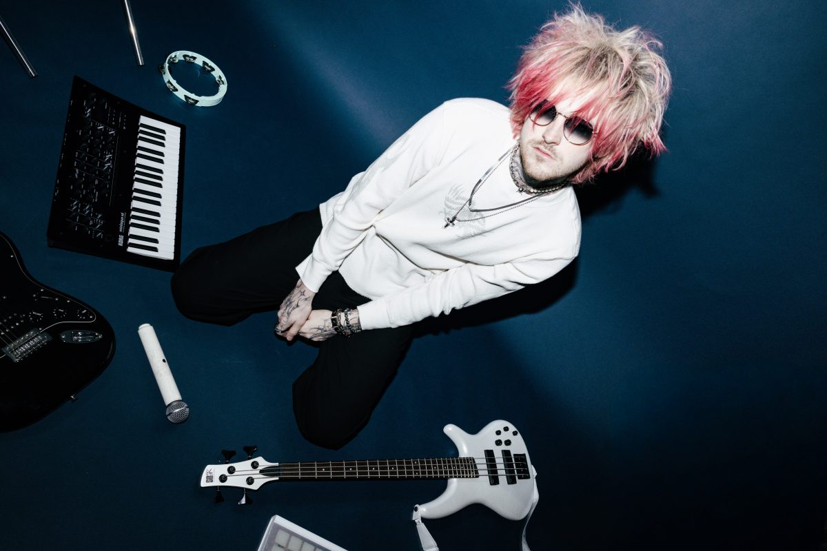 Elijah Cruise dévoile un univers alt-pop avec l'EP Dark Romance (2026)