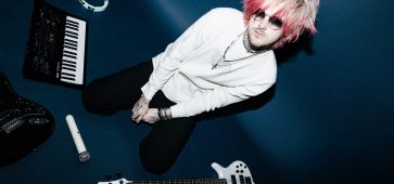 Elijah Cruise dévoile un univers alt-pop avec l'EP Dark Romance (2026)