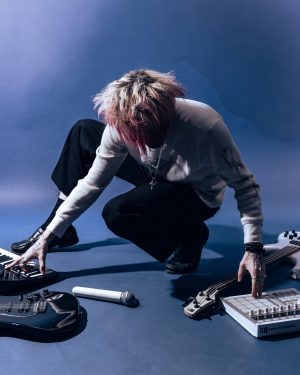 Elijah Cruise dévoile un univers alt-pop avec l'EP Dark Romance (2026)